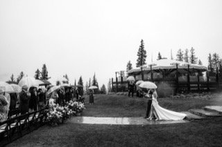 Ceremony: bride, groom, canopy, catch, couple, kiss